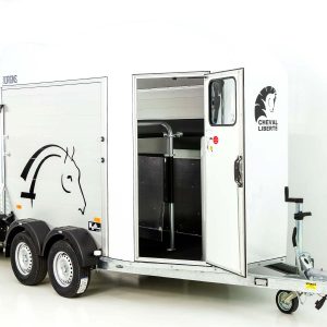 Cheval Liberte Przyczepa do koni GOLD Origins | z siodlarnią | biała - obrazek 16